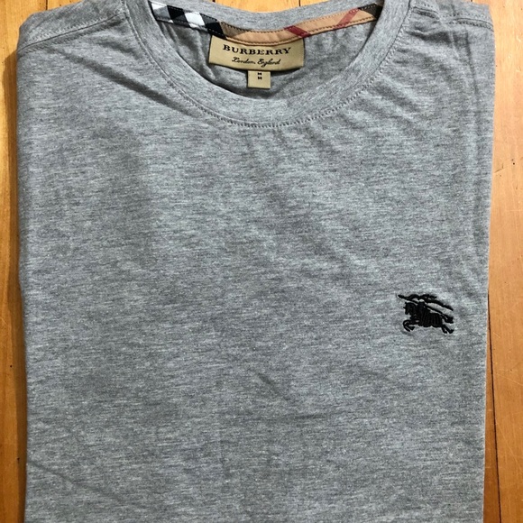 🔥🔥🔥SOLD🔥🔥🔥Authentic Burberry T-shirt - Picture 2 of 9